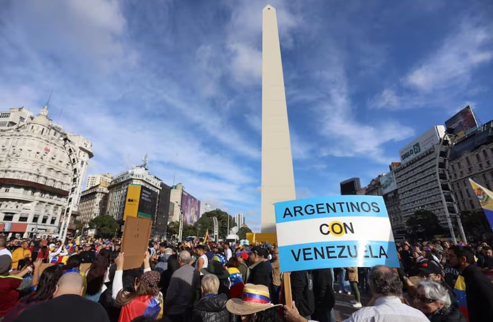 Decenas de venezolanos se reunieron en el Obelisco para sumarse a la masiva marcha de Caracas. - Gentileza/ La Nación