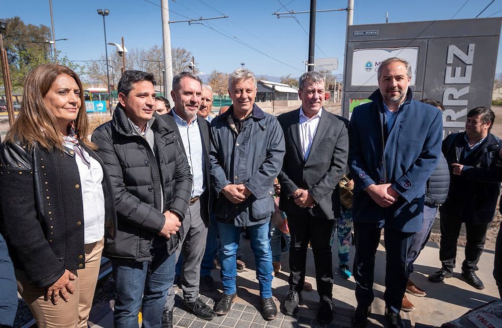 Martín Marinucci, presidente de Trenes Argentinos junto a Gabriela Lizana, representante de la Secretaría de Producción de la Nación, realizaron la comprobación del estado de las vías y el análisis de futuras reparaciones para lograr la puesta en funcionamiento del tren de pasajeros de Mendoza. Foto: Ignacio Blanco / Los Andes