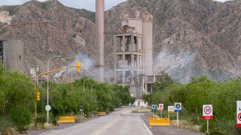 Los Andes | Holcim, de capitales suizos, inauguró su planta más nueva en 1980 en Capdeville. Es la única que se mantiene en actividad y desde 2015 se fusionó con la francesa Lafarge. | Foto: Ignacio Blanco / Los Andes
