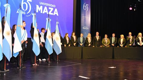 Autoridades universitarias acompañando el cambio de bandera en la ceremonia. &nbsp;