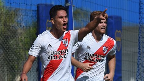 De cabeza, Flabián Londoño puso el 1-0 ante Boca. Lucas Beltrán se suma al festejo. / @RiverPlate