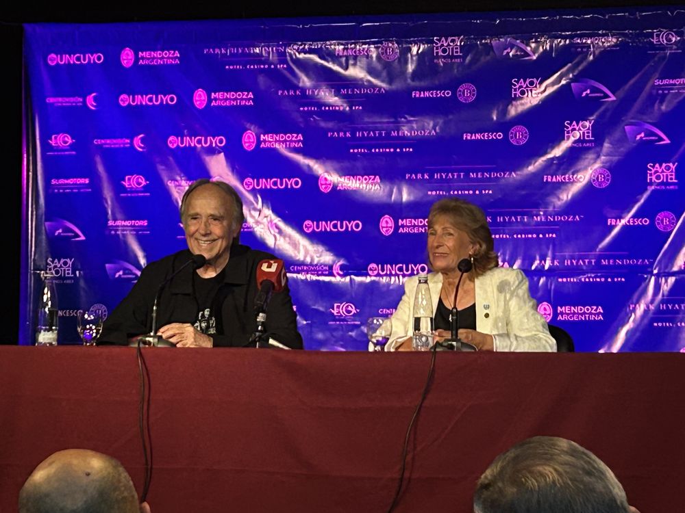 Joan Manuel Serrat junto a la rectora de la Universidad Nacional de Cuyo, en la previa de la entrega del Doctorado Honoris Causa.
