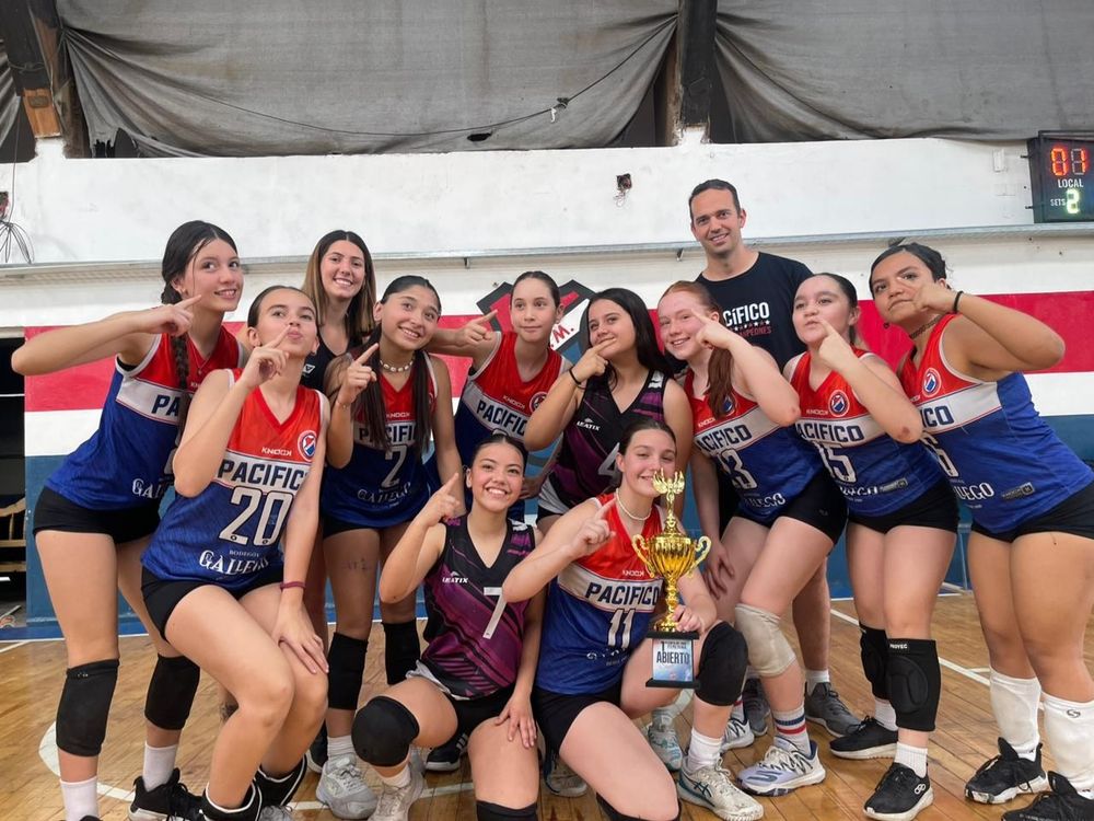 Vóley. Las campeonas de General San Martín posan para la posterioridad