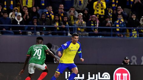 Cristiano Ronaldo debutó en el Al Nassr de Arabia Saudita, fue capitán y festejó la victoria de su equipo.