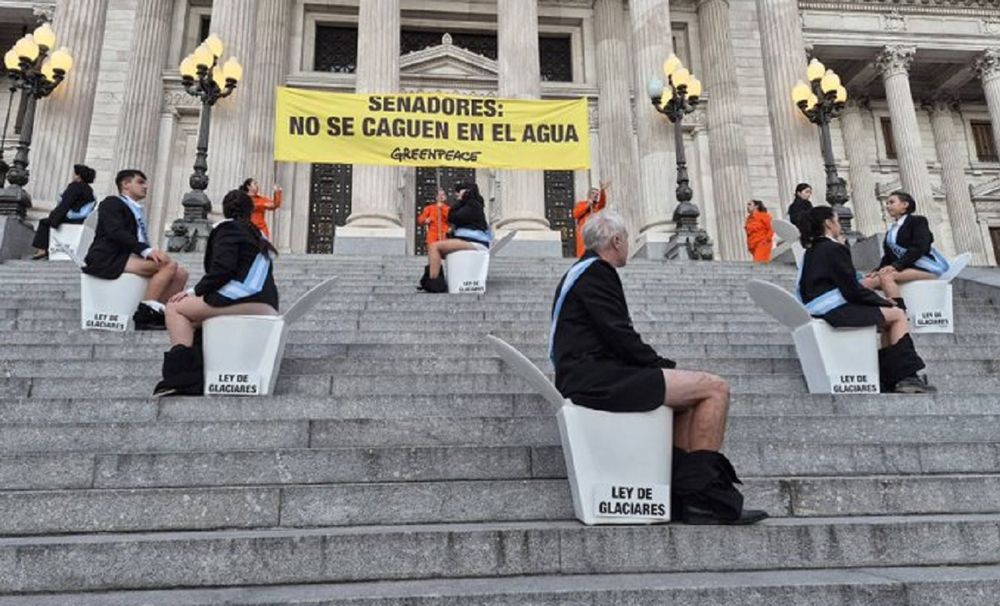 La protesta de Greenpeace en el Congreso contra la reforma en la Ley de Glaciares