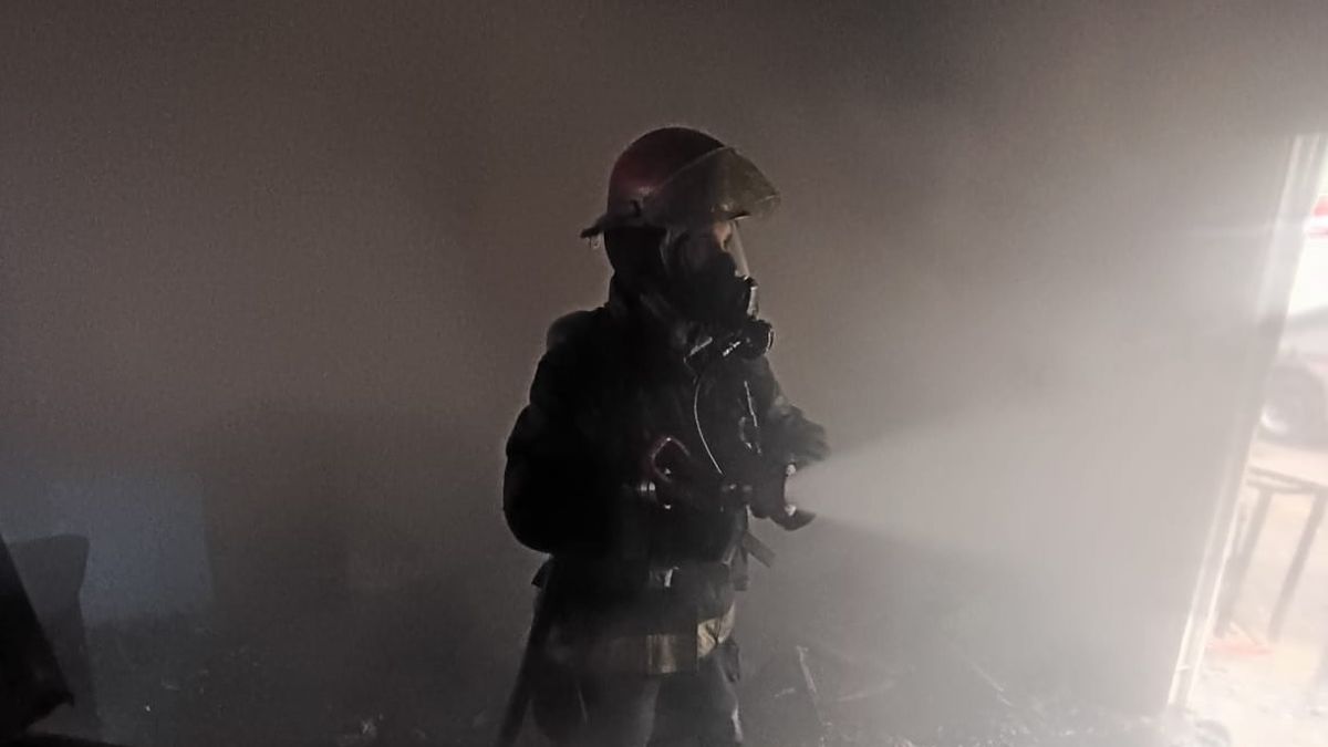 Rescataron a una familia que quedó atrapada en el incendio de su casa: una bebé y tres adultos, heridos