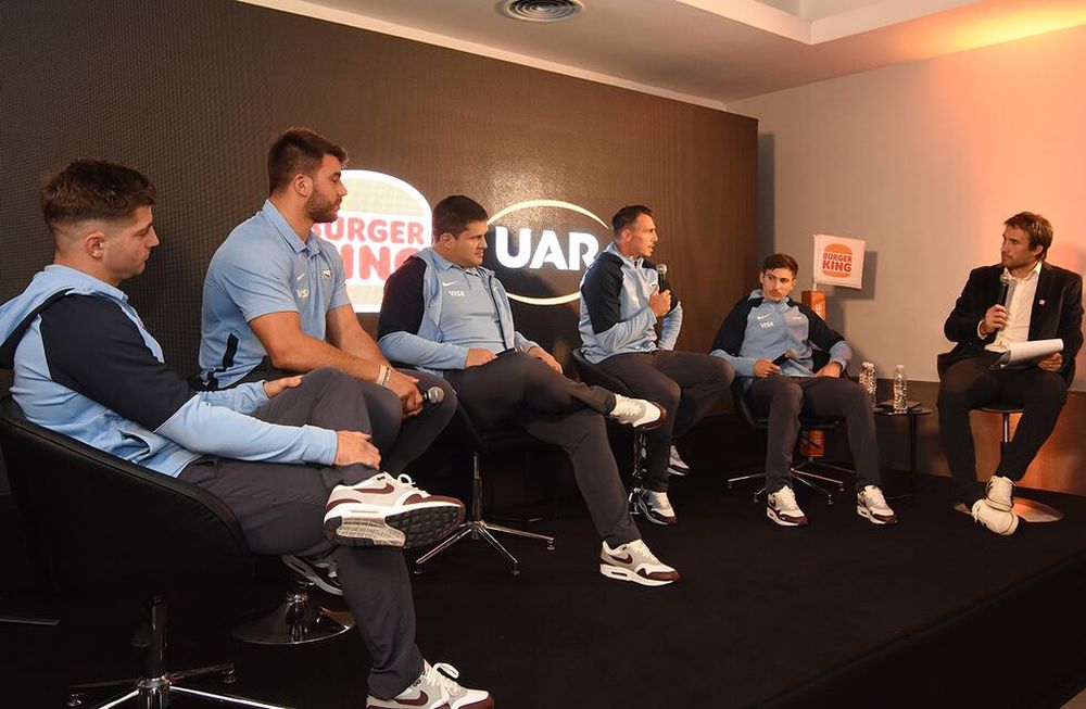 Jugadores del seleccionado argentino de rugby, Los Pumas, respondieron preguntas y firmaron autógrafos en el local de Burger King. Foto: Marcelo Rolland / Los Andes