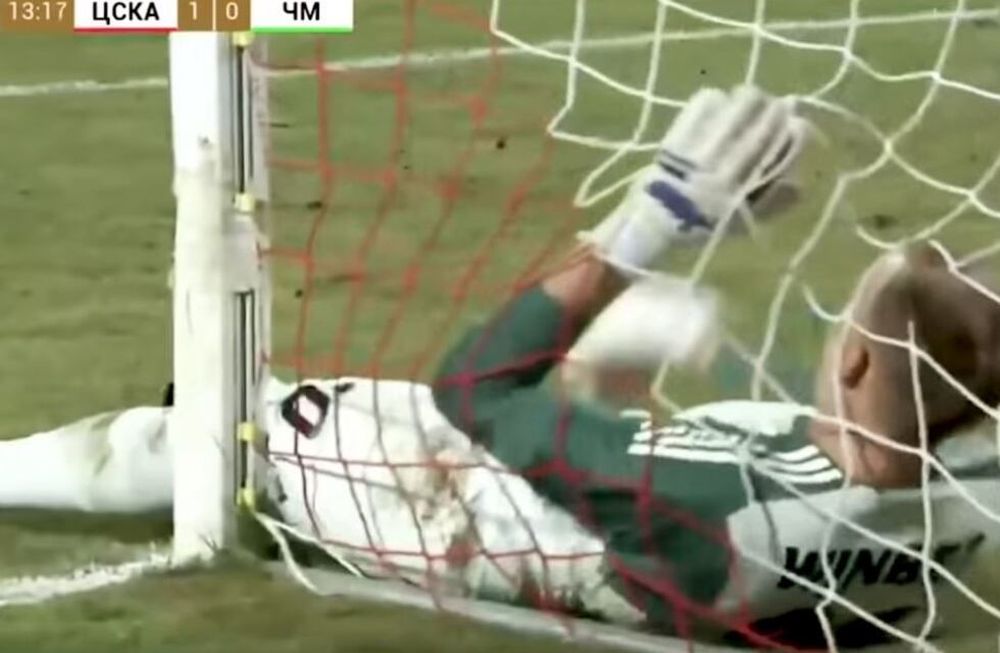 Tremendo blooper: le sacó la vista a la pelota y la metió en su propio arco