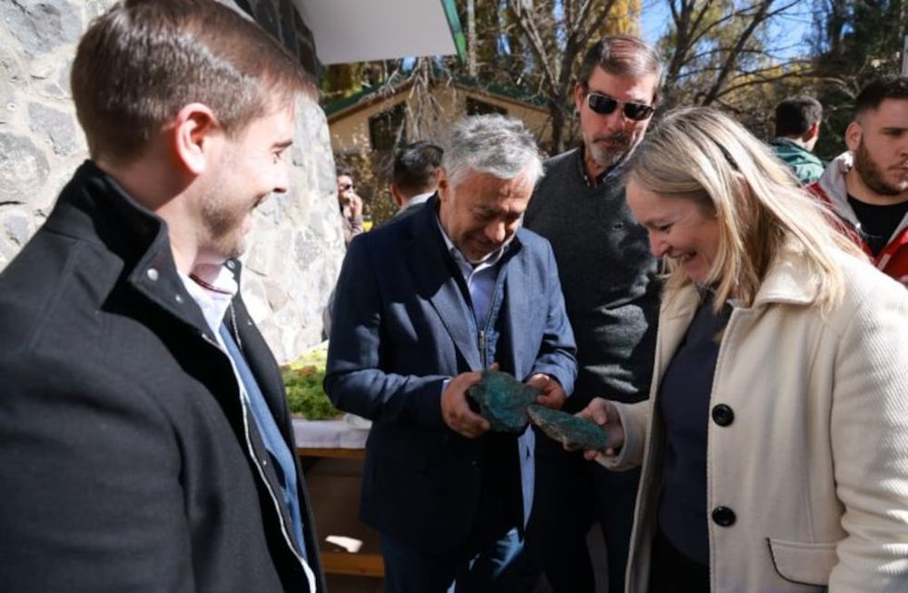 El gobernador Alfredo Cornejo junto a la vicegobernadora Hebe Casado en medio de actividades relacionadas a la minería. Foto: Prensa Gobierno de Mendoza.