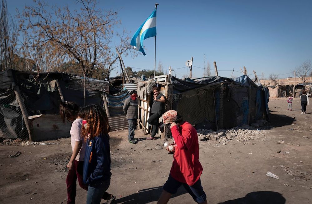 Cifras. Si no hubiera Tarjeta Alimentar, IFE y AUH, la pobreza alcanzaría al 53,1% y la indigencia escalaría al 27,9%. Foto: Ignacio Blanco / Los Andes.