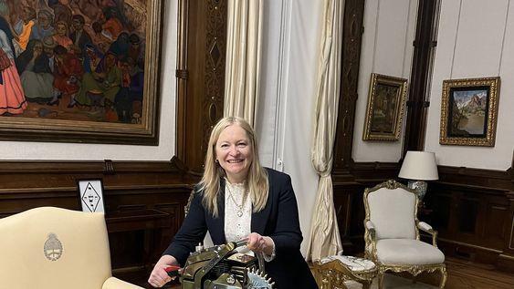 La vicegobernadora Hebe Casado con la motosierra icónica de Javier Milei. (Archivo)