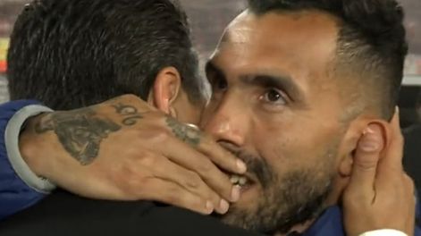 Marcelo Gallardo y Carlos Tevez se abrazaron en la previa del partido.