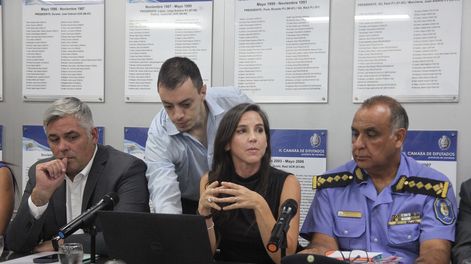 La ministra de Seguridad y Justicia, Mercedes Rus, junto al presidente del bloque de diputados del PJ, Germán Gómez, y el director de la Policía, Marcelo Calipo.