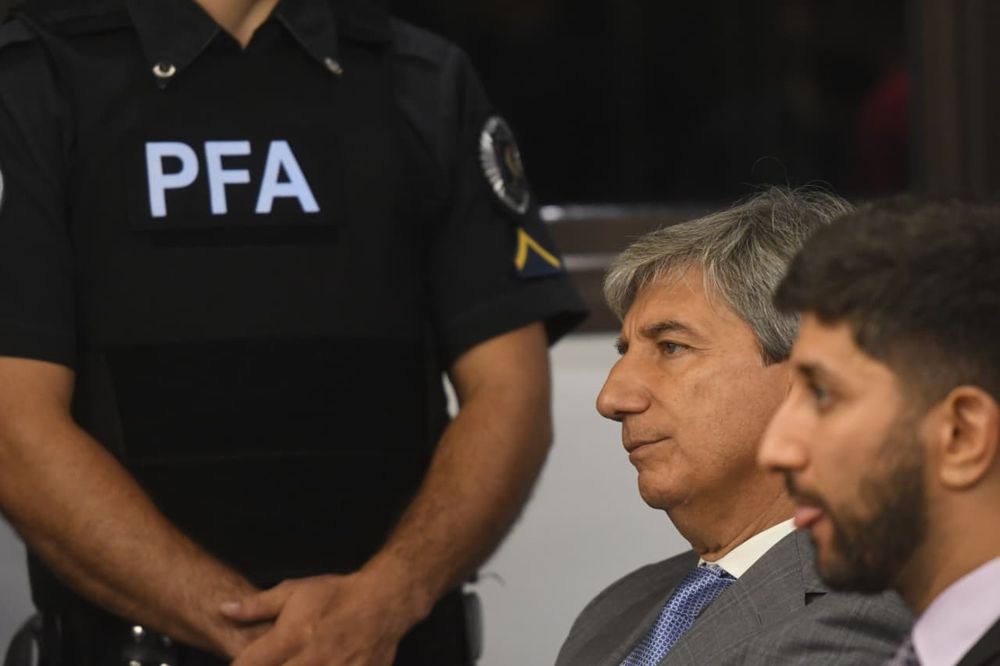 El exjuez federal Walter Bento escucha a la jueza Gretel Diamante leer su condena a 18 años de prisión.&nbsp;