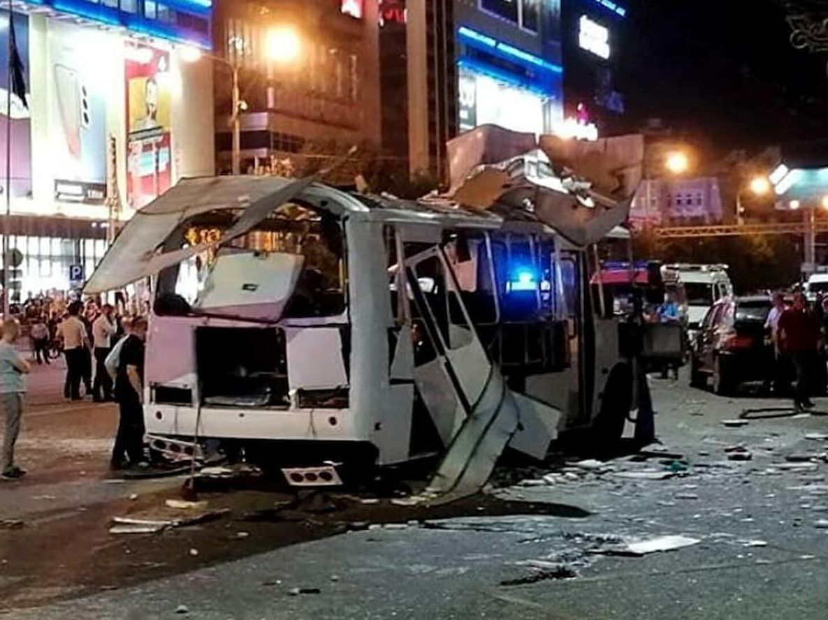 En pleno centro de la ciudad rusa de Voronezh explotó un autobús, los investigadores intentan saber cuál fue la falla, pero no descartan atentado.