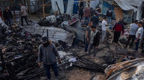 Los Andes | Palestinos inspeccionan los daños causado por un ataque del Ejército israelí en un campamento ubicado en una zona designada segura para desplazados en Rafah, al sur de la Franja de Gaza, este 27 de mayo. EFE/EPA/Haitham Imad