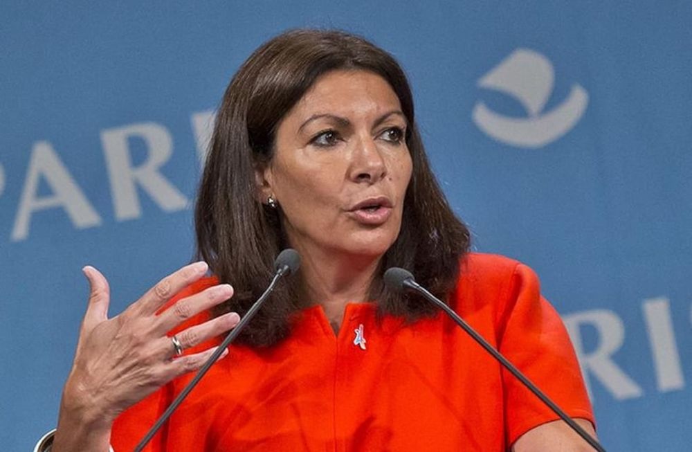 La alcaldesa de París, Anne Hidalgo, tachó de absurda la multa impuesta.