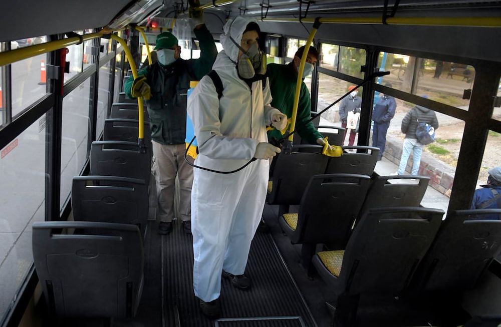 Personal sanitario realiza la desinfección de una de las unidades del sistema de transporte colectivo de pasajeros. Ayer, en la provincia se registaron 245 casos de Covid-19. Foto: Orlando Pelichotti.