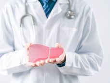 En la actualidad, una vez detectada, la hepatitis C se puede curar en pocas semanas, y casi sin efectos adversos, con los tratamientos modernos, que están cubiertos al 100% por obras sociales, prepagas y por el Estado.