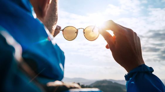Muchas personas utilizamos cremas solares para proteger la piel durante los meses más cálidos, pero no es tan sabido que los ojos también necesitan protección.