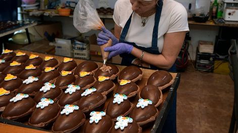 Los Andes | Semana Santa viene con nuevos aumentos en los alimentos y chocolates. Viviana Valdivieso decora los huevos de Pascua que elaborá en la fábrica Mi Casita / Foto: Orlando Pelichotti