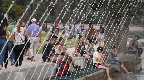 Ola de calor en la provincia de Mendoza con temperaturas muy altas.La gente se refresca a la orilla del lago del parque General San Martin.