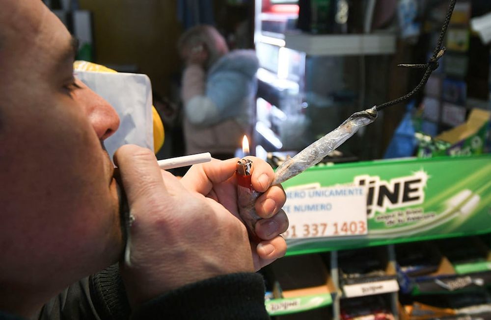 Para los quiosqueros consultados, la iniciativa es improductiva ya que los fumadores conseguirán fuego de cualquier modo. Aseguran que es un servicio al cliente. | Foto: José Gutiérrez / Los Andes