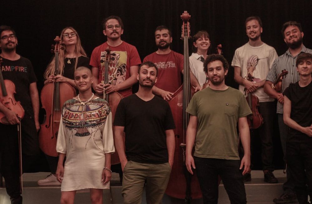 La Orquesta Emergente dirigida por Hernán Morales junto a Mari Polé y Lucas Heredia, cantantes invitados para la ocasión  (gentileza Santiago Ibarra).