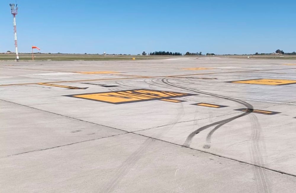 Las marcas que supuestamente dejaron los aviones tras el casi choque y que luego fue desmentido por la empresa low cost. Foto: X / @diego_domi