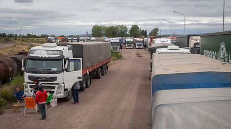 Los Andes | Camioneros varados que quieren cruzar a Chile denuncian malos tratos y ya se acumulan más de 3000 vehículos. Foto: Ignacio Blanco / Los Andes