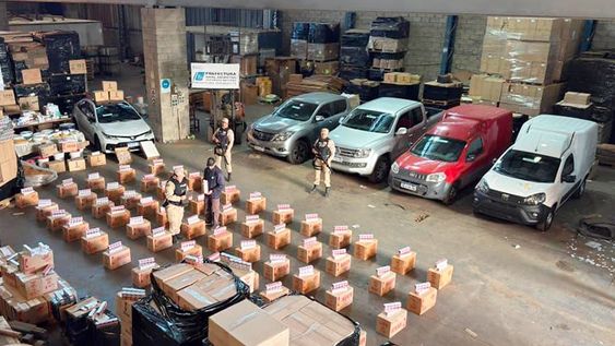 En los procedimientos se secuestraron 54 toneladas de tabaco, aproximadamente 14 millones de estampillas fiscales falsas y equipamiento industrial capaz de sostener una producción masiva. Gentileza:&nbsp; Prefectura Naval Argentina