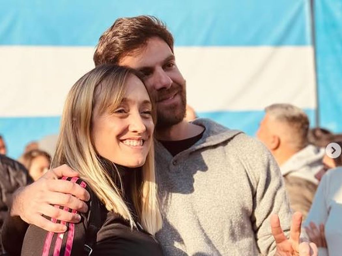 La senadora nacional Anabel Fernández Sagasti y su novio, el influencer kirchnerista Cristian Cimminelli, durante la marcha de a favor de Cristina Kirchner en Plaza de Mayo.
