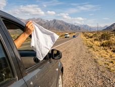 La tela blanca en el auto podría utilizarse como recurso adicional para llamar la atención.