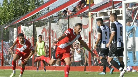 Luciano Herrera desvió el balón tras un centro de González y convirtió el primer gol de la temporada para el Cruzado. / Orlando Pelichotti (Los Andes).