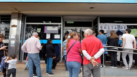 Cuál es el monto de la jubilación mínima en mayo, con el aumento del 11% y el bono de $70 mil. Foto: Los Andes