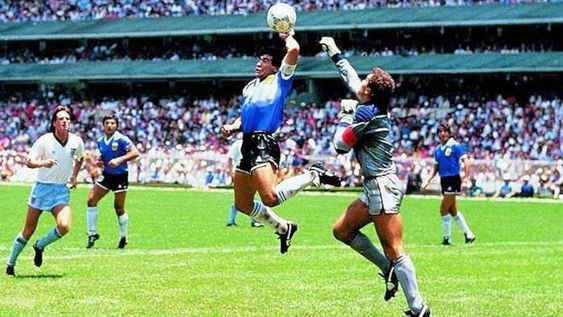 Argentina eliminó a los ingleses con los dos goles históricos del Diez en el Estadio Azteca: barrilete Cósmico y la Mano de Dios.