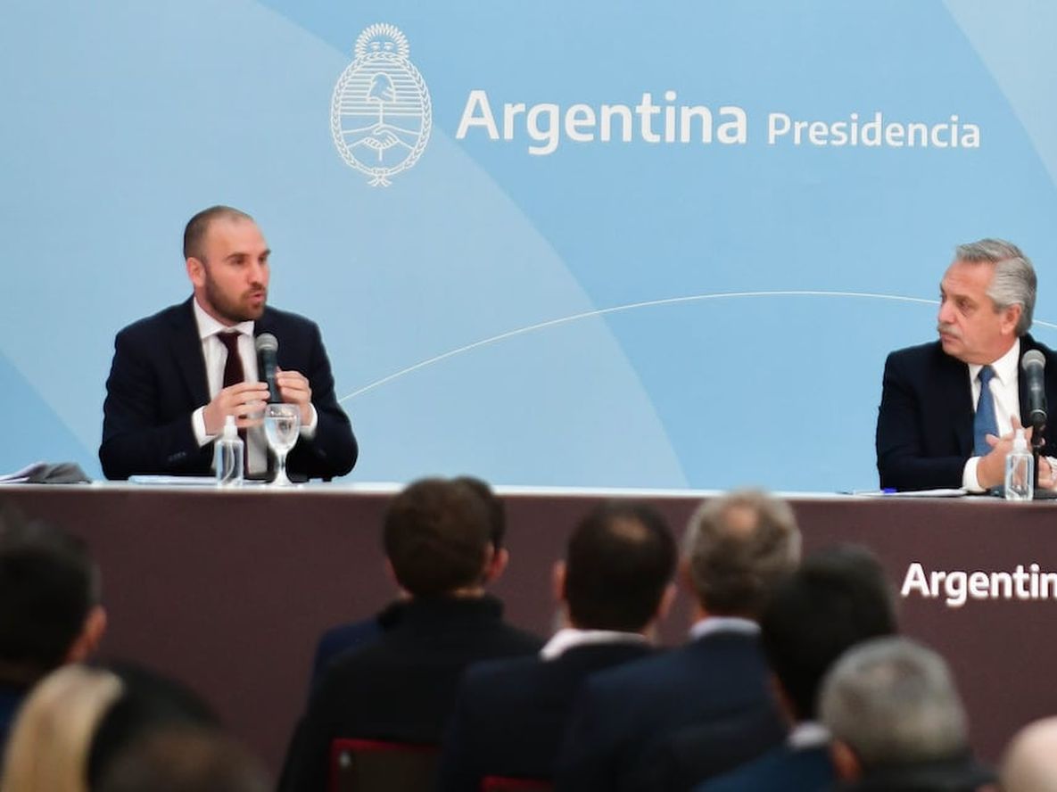 Martín Guzman junto Alberto Fernández y Dario Martinez  en Casa rosada durante un acto. Foto: Gentileza