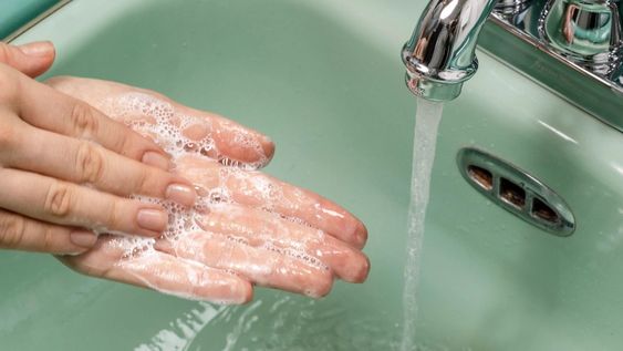 La maicena puede ser una alternativa natural al lavarte las manos en días fríos, incluso después del lavado tradicional.