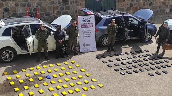 Los dos vehículos de misma marca y modelo en que se movilizaban los narcotraficantes, y los ladrillos de cocaína, claramente identificados según los colores para su entrega a los compradores.
