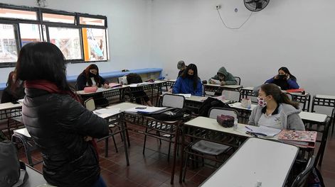 Los Andes | Persiste el uso obligatorio de tapabocas durante el horario de cursado, el distanciamiento entre estudiantes y la ventilación cruzada en las aulas.  Foto: Orlando Pelichotti / Los Andes