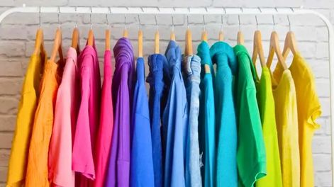 Combinar la ropa con estos colores fortalece la confianza personal y abre caminos hacia metas financieras y profesionales.