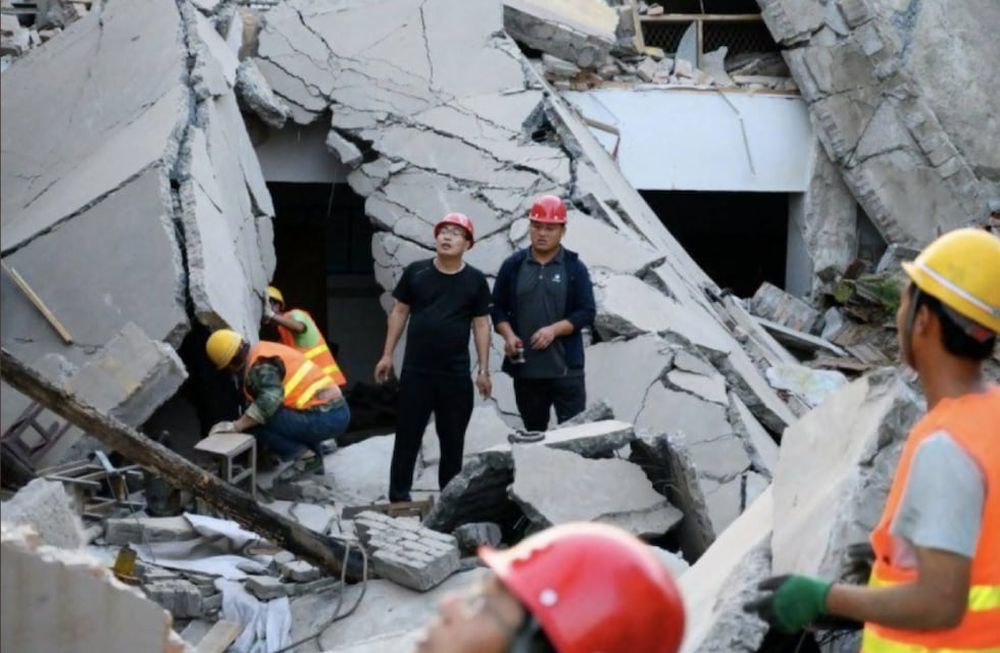 Según las autoridades, una investigación indicó que se habían añadido ilegalmente tres pisos al edificio, que originalmente tenía cuatro.