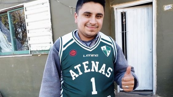 Francisco Benítez, ganador del reality La Voz Argentina y un reconocimiento por parte de Asociación Deportiva Atenas. (Prensa Atenas)