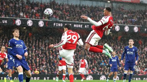 Arsenal derrotó al Everton y aprovechó la caída del Manchester City para compartir la cima de la Premier League.