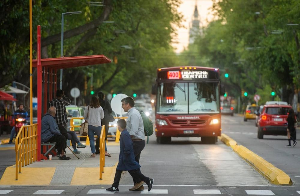 Se usa menos el auto y el transporte público marca consumo récord de pasajes.