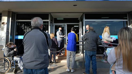 Desde el 1º de septiembre el haber jubilatorio mínimo ascenderá a $25.922, el máximo a $174.433, y las asignaciones para trabajadores en blanco a $5.063. Para la AUH, sin el retenido del 20%, subirá a $4.050,40. Foto Orlando Pelichotti / Los Andes