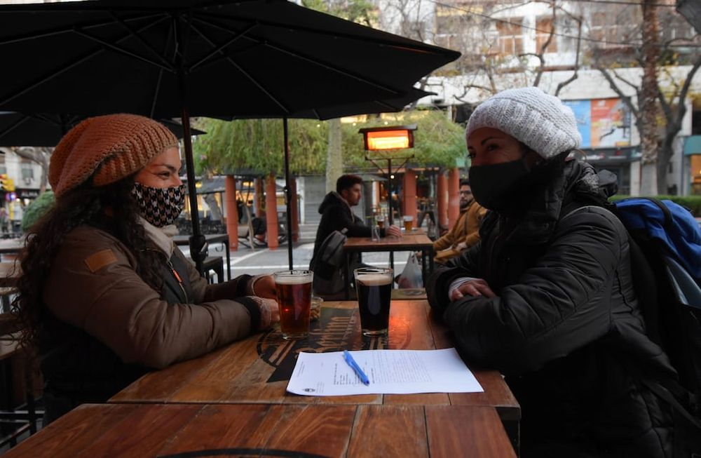 Los bares, restaurantes y cafés se preparan para  el día del amigo. Luciana junto a su amiga Eugenia comparten una cerveza en Peatonal Sarmiento.
