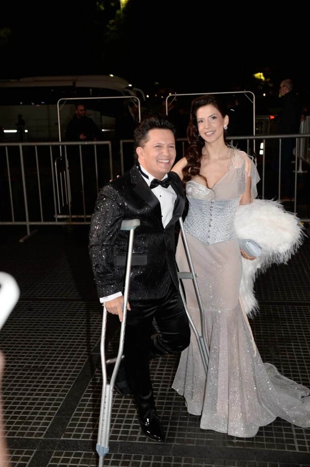 Dario Lopilato llegó con muletas a la gala de los Martín Fierro.