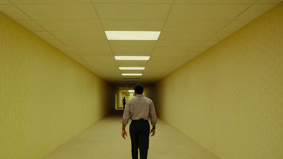 Qué son los espacios liminales, el fenómeno de internet que inspiró Backrooms la película lider en cines.