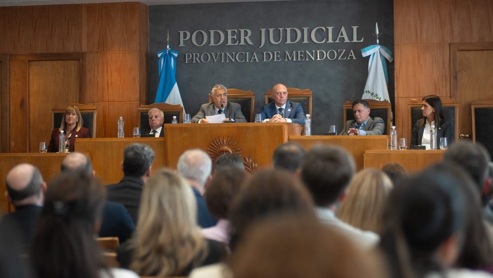El gobernador Alfredo Cornejo sentado al lado del presidente de la Suprema Corte de Justicia, Dalmiro Garay. Faltaron al acto los jueces Mario Adaro y José Valerio. 